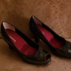 NWOT Aerosoles Benefit Black Heels